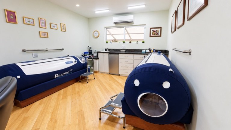 Room equipped with hyperbaric chambers
